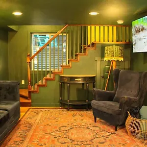 Heart Of Woodstock, 10 Min Walk To Reed, With Private Garage! Apartment